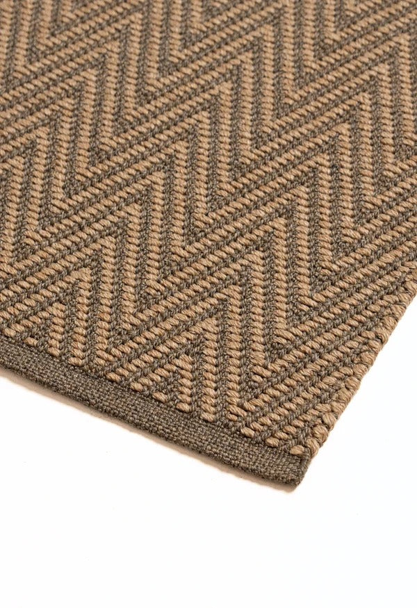 By Carmont Bhumi Floor Rug in Umber, corner detail showing the edge binding
