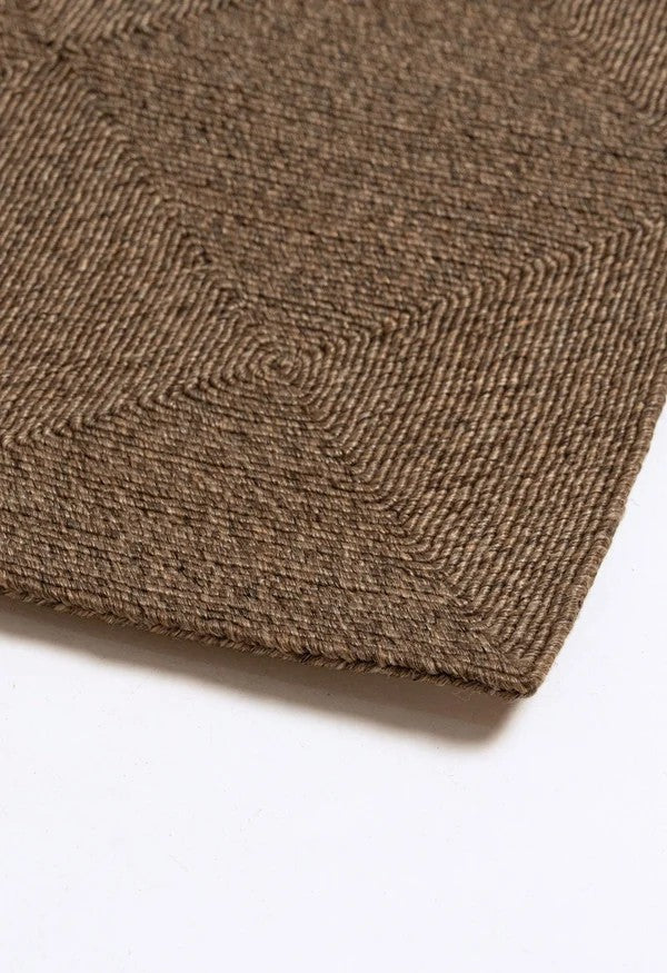 By Carmont Capella floor rug in Topaz, close view of the corner and border detail