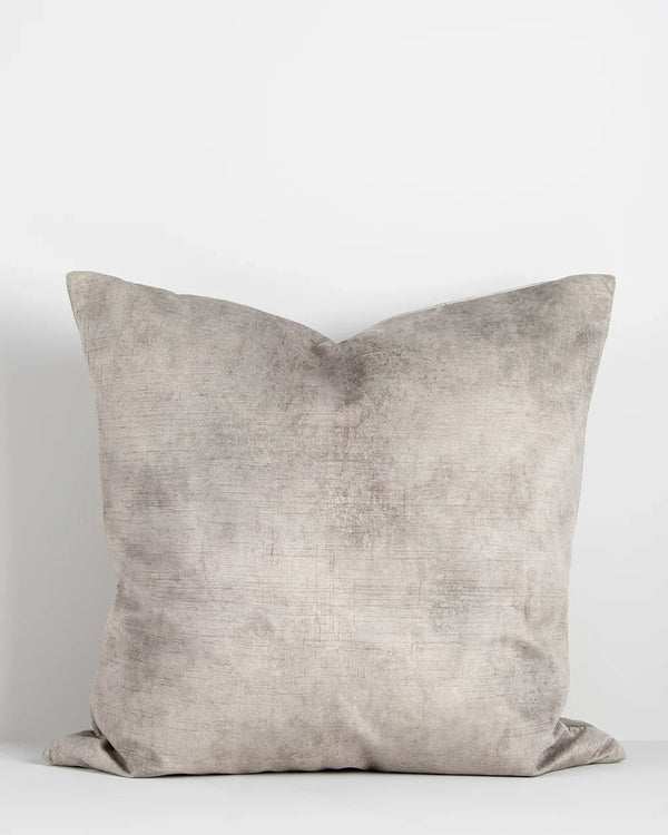 Baya light grey velvet cushion 'Theo Trout'